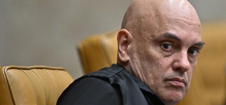 Moraes cassou Carla Zambelli após “pressão” do PT, afirma site