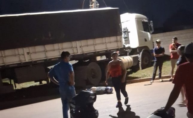 Motociclista morre na hora após colisão fortíssima com caminhão em Rondonópolis; vídeo