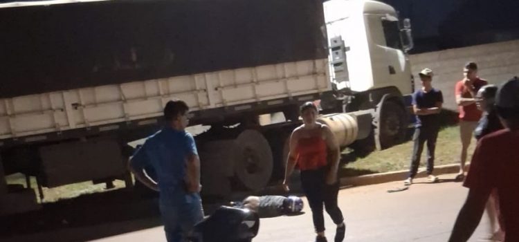 Motociclista morre na hora após colisão fortíssima com caminhão em Rondonópolis; vídeo