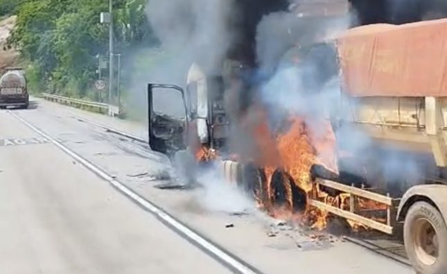 Motorista escapa da morte após carreta pegar fogo na Serra de São Vicente; vídeo