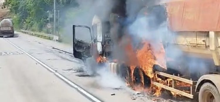 Motorista escapa da morte após carreta pegar fogo na Serra de São Vicente; vídeo