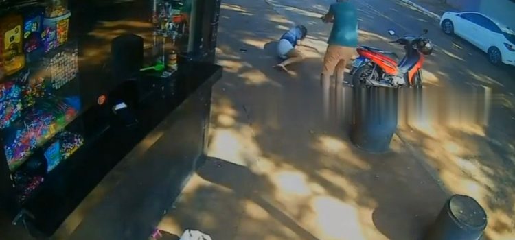 Mulher é assassinada a tiros por ex que não aceitava o fim na frente de distribuidora; vídeo mostra o crime