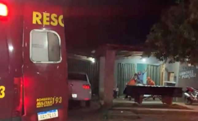Mulher esfaqueia a própria barriga após briga com o filho durante bebedeira em MT; vídeos