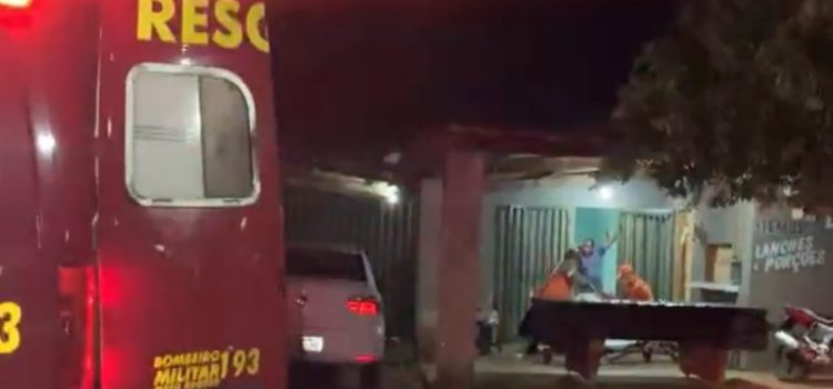 Mulher esfaqueia a própria barriga após briga com o filho durante bebedeira em MT; vídeos