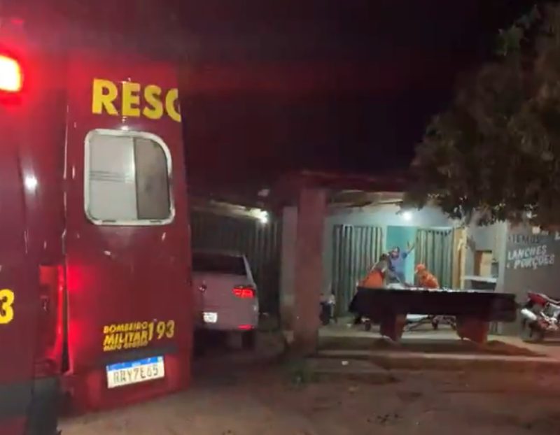 Mulher esfaqueia a própria barriga após briga com o filho durante bebedeira em MT; vídeos