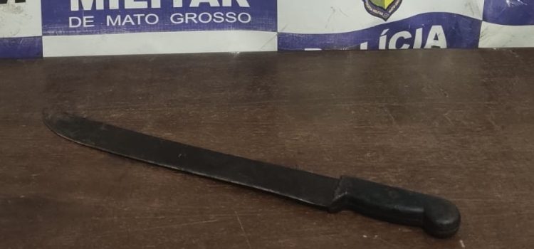 Noite de terror: marido ameaça matar esposa com facão diante dos filhos em Rondonópolis