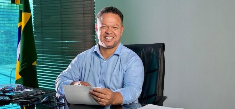 Prefeito Cláudio Ferreira decreta ônibus de graça para fomentar comércio no período natalino