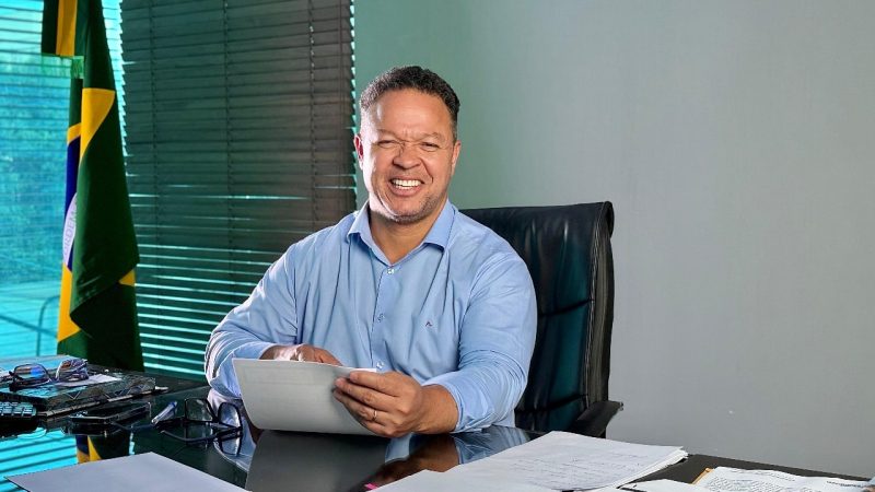 Prefeito Cláudio Ferreira decreta ônibus de graça para fomentar comércio no período natalino