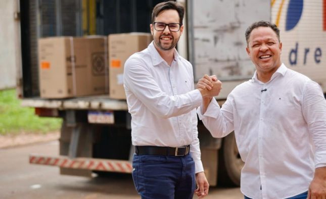 Prefeito Cláudio e Mykaell comemoram compra de quase 700 aparelhos de ar-condicionado para unidades de saúde