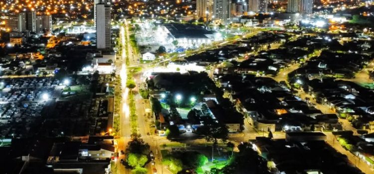 Queima de fogos, bolo e Matheus e Kauan abrilhantam aniversário de Rondonópolis; veja a programação