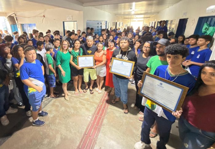 Vereadora Kalynka homenageia alunos da Escola Estadual Domingos por ato de coragem após ataque