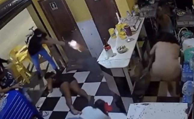 Vídeo forte mostra pistoleiros assassinando vítimas em bar na frente de diversas pessoas