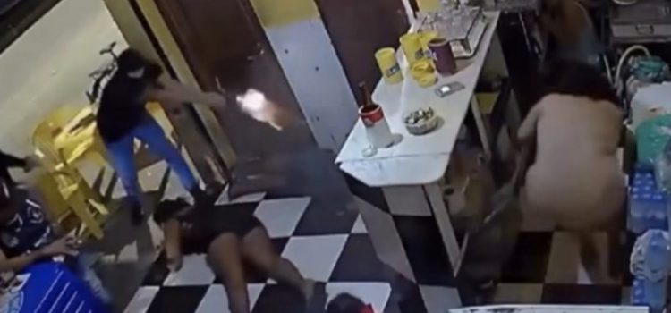 Vídeo forte mostra pistoleiros assassinando vítimas em bar na frente de diversas pessoas
