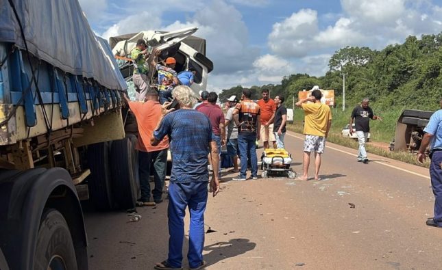 Vídeo registra dois acidentes ao mesmo tempo na BR-163 em MT; óbito ainda não confirmado