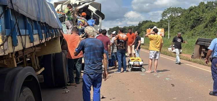 Vídeo registra dois acidentes ao mesmo tempo na BR-163 em MT; óbito ainda não confirmado