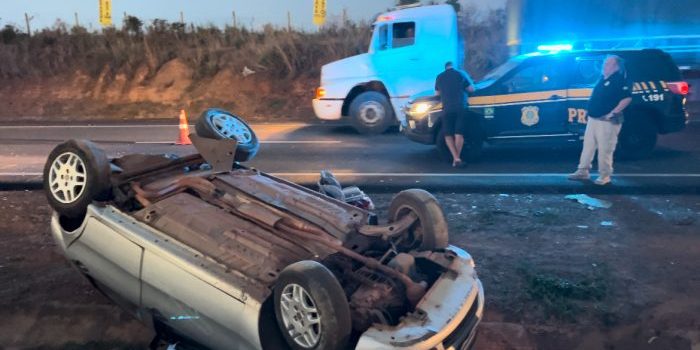 Vídeos mostram carro capotado após forte colisão na BR-364; crianças estariam no veículo