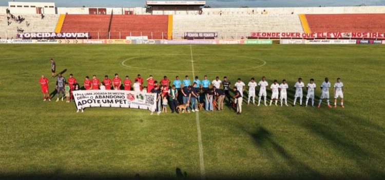 Animais e equipe do Cibear entram em campo com jogadores do União no Luthero Lopes