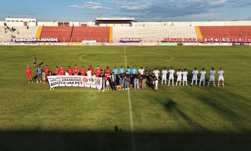 Animais e equipe do Cibear entram em campo com jogadores do União no Luthero Lopes