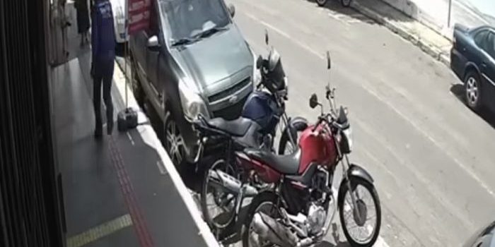 Assalto filmado: homem furta objeto de mulher e foge em moto no Centro de Rondonópolis