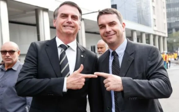 Flávio Bolsonaro já aparece à frente de Lula e venceria com folga também no segundo turno, aponta pesquisa