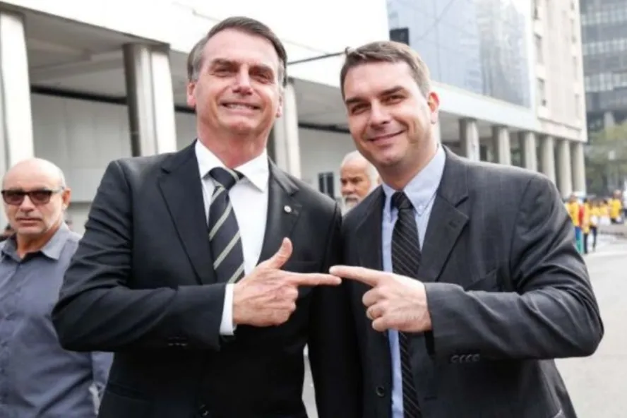 Flávio Bolsonaro já aparece à frente de Lula e venceria com folga também no segundo turno, aponta pesquisa