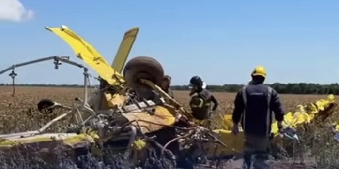 Avião agrícola cai em fazenda e piloto morre preso às ferragens em MT
