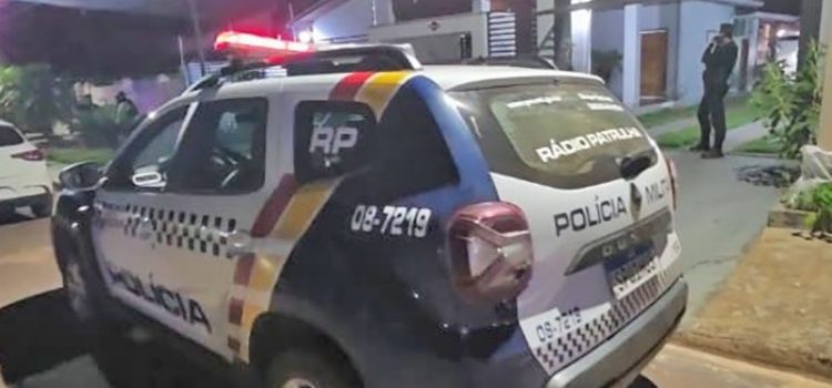 Bandidos invadem residência para roubar joias e dois morrem em confronto com a PM em MT; vídeo