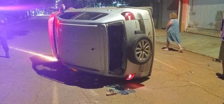 Bêbado e sem CNH, jovem pega carro emprestado, bate em veículo parado e capota em Rondonópolis; imagens