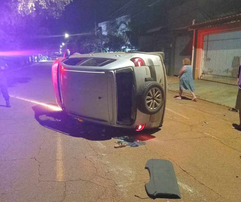 Bêbado e sem CNH, jovem pega carro emprestado, bate em veículo parado e capota em Rondonópolis; imagens