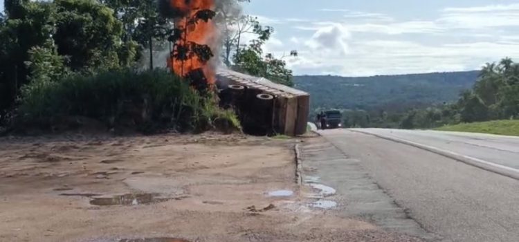 Caminhão que seguia para Rondonópolis tomba e fica em chamas na BR-364; assista