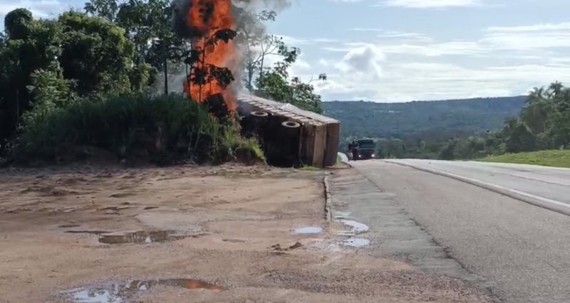 Caminhão que seguia para Rondonópolis tomba e fica em chamas na BR-364; assista