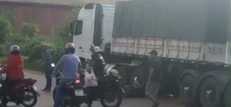 Carreta passa sobre braço de motociclista e causa fratura exposta em Rondonópolis; vídeo
