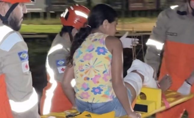 Criança fica com treliça metálica cravada na perna enquanto brincava e é encaminhada ao Hospital Regional; vídeo forte