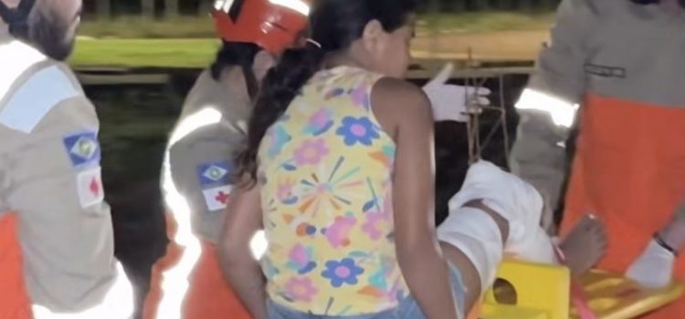 Criança fica com treliça metálica cravada na perna enquanto brincava e é encaminhada ao Hospital Regional; vídeo forte