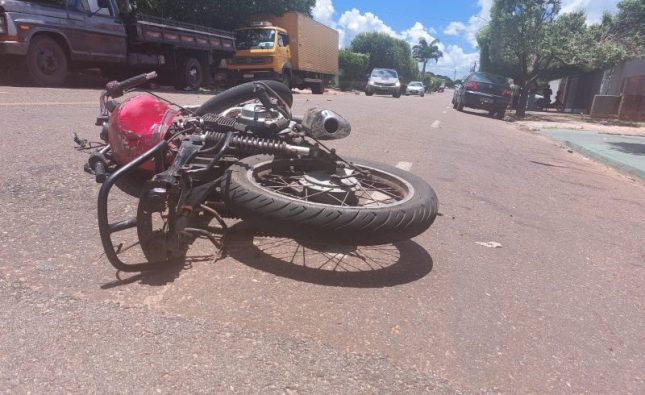 Dupla fica toda estropiada após fugir da PM e bater em caminhão em Rondonópolis; imagens