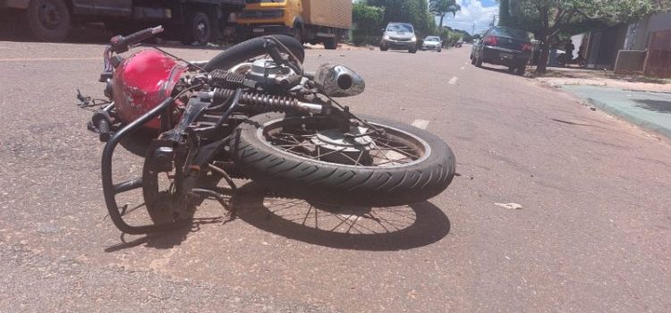 Dupla fica toda estropiada após fugir da PM e bater em caminhão em Rondonópolis; imagens
