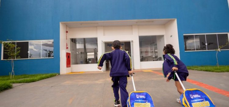 Educação em dia: gestão Cláudio garante início das aulas sem atraso e reforça entrega de materiais