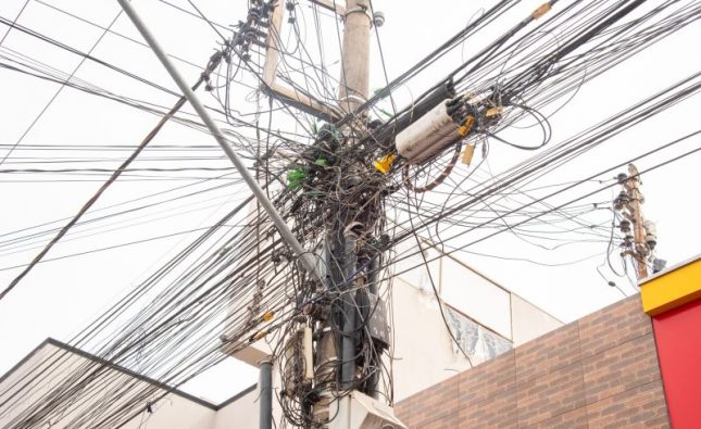 Energisa leva multa pesada por não retirar fiação sem uso dos postes em Rondonópolis