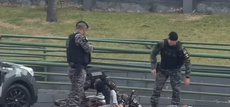 “Engraçadinhos” se dão mal ao tentar fugir de moto e invadir o Atacadão em Rondonópolis; assista