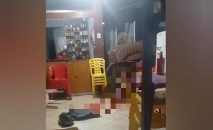 Homem tenta matar a esposa a tiros e tirar a própria vida em bar e ambos são socorridos pelo Samu; vídeo forte