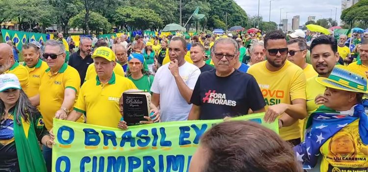 Manifestantes se reúnem contra Moraes e pedem domiciliar a Bolsonaro