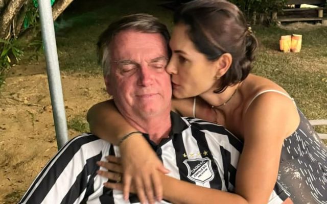 Michelle comenta ida de Jair Bolsonaro para Papudinha