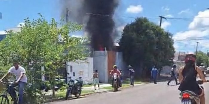 Moradores registram incêndio em antigo motel em Rondonópolis; assista
