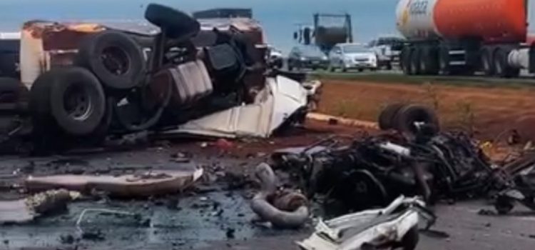 Motorista morre preso às ferragens após causar colisão brutal entre carretas em MT; vídeo