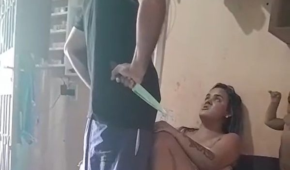 Pai mata filho de 3 anos ao arremessá-lo contra a parede e esfaqueá-lo após cobrança de pensão; vídeo mostra ameaças