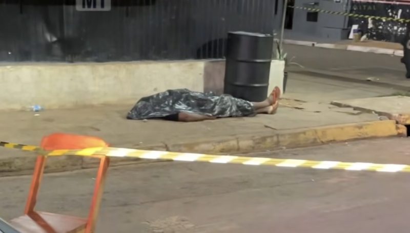 Pistoleiros matam dois e deixam um baleado no meio da rua em MT; vídeo