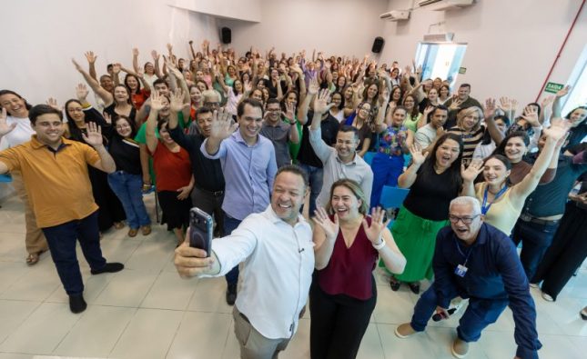 Prefeito Cláudio Ferreira empossa 75 novos professores para rede municipal