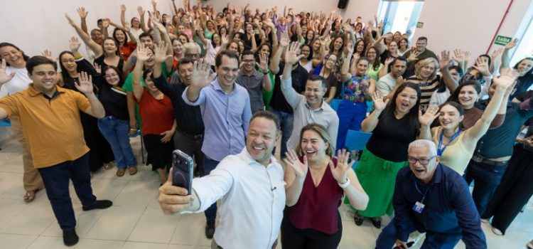 Prefeito Cláudio Ferreira empossa 75 novos professores para rede municipal