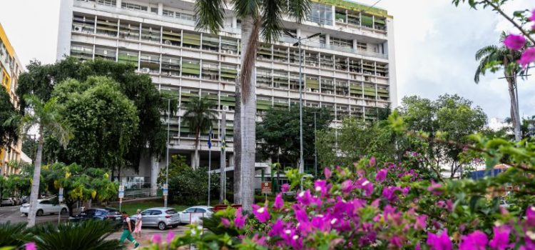 Prefeitura de Cuiabá paga salários com bônus de desempenho aos professores e técnicos da educação