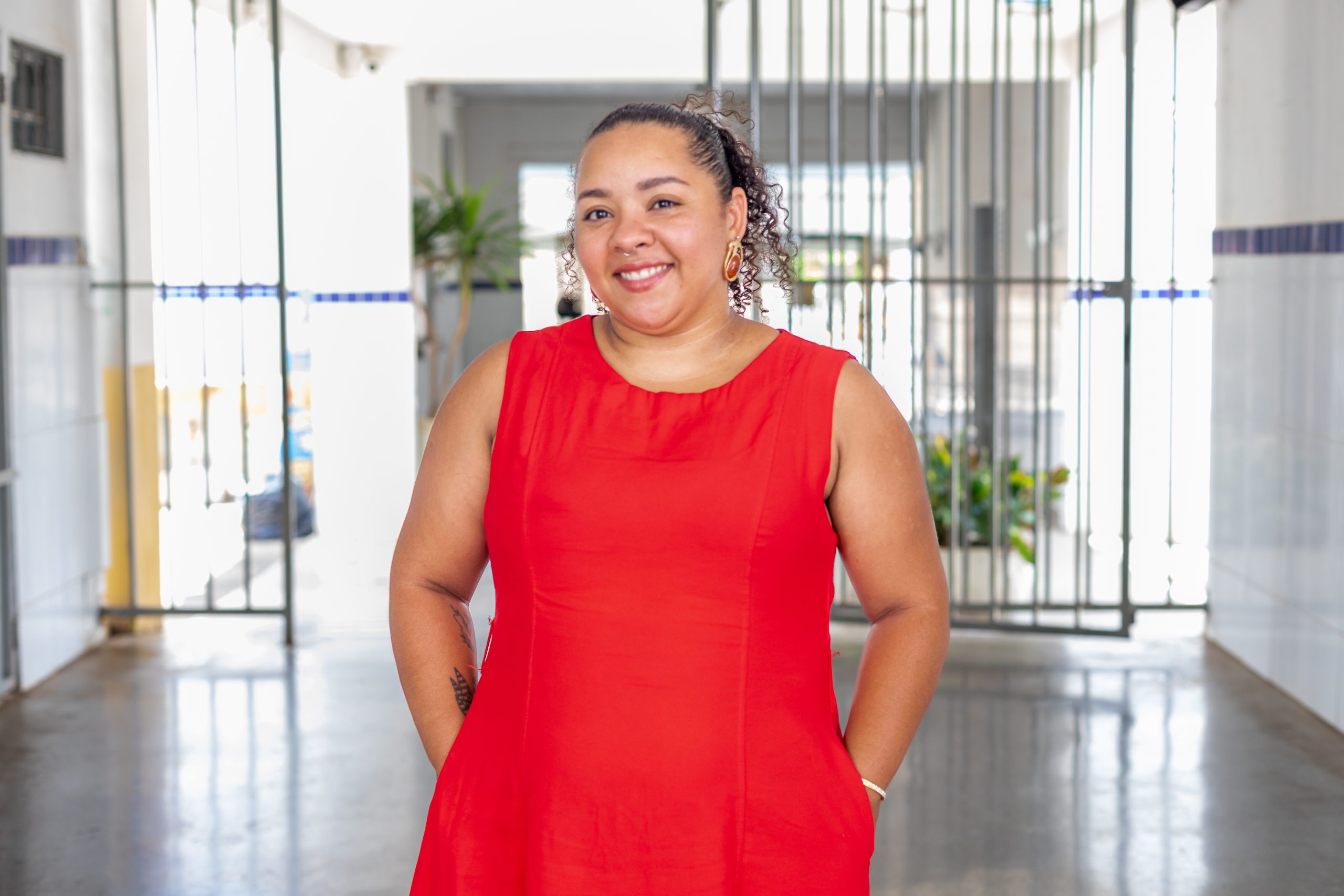 Professora de Cuiabá premiada com R$ 10 mil por avanços destaca amor e doação pela aprendizagem